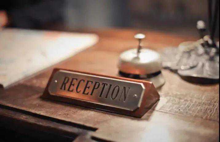 她手上沉重的尸体砸落到青石路面上，发出沉闷的钝响