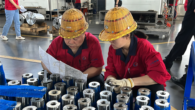 她们剃成光头，想表达什么